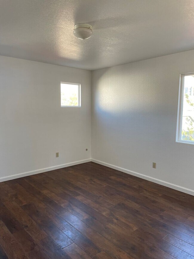 Building Photo - Large Home off Mcarran