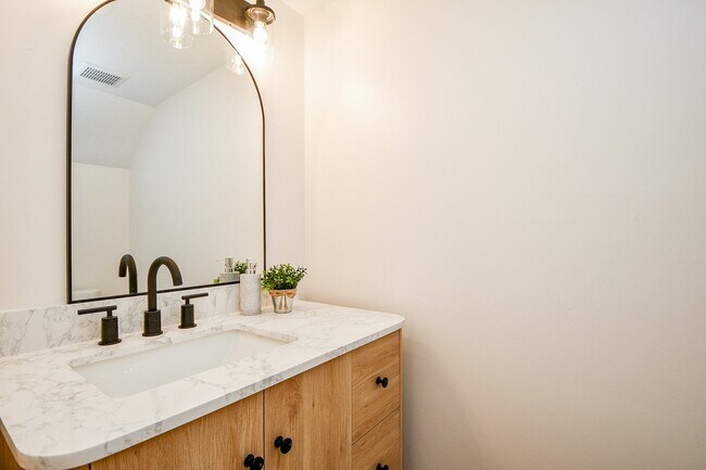 Building Photo - 21 Edgewood Forest Ct