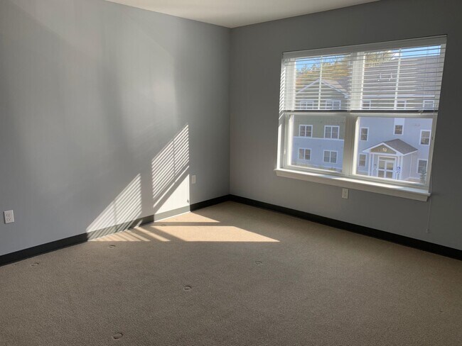 Building Photo - 10 E Ridge Dr