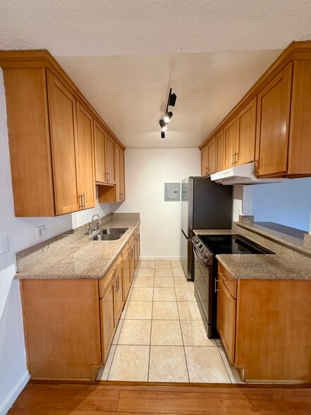 Kitchen - 3045 E Theresa St