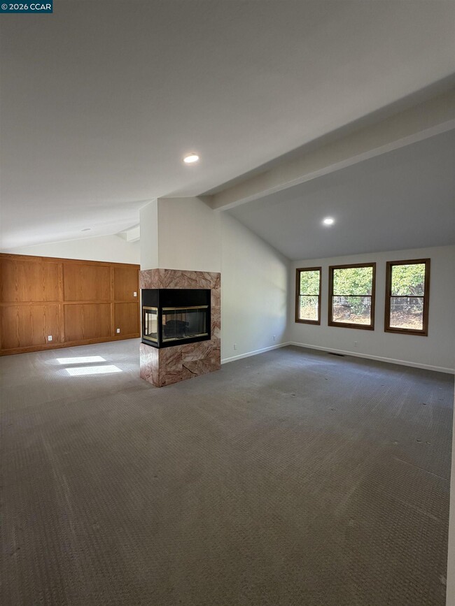 Building Photo - 2994 Roundhill Rd