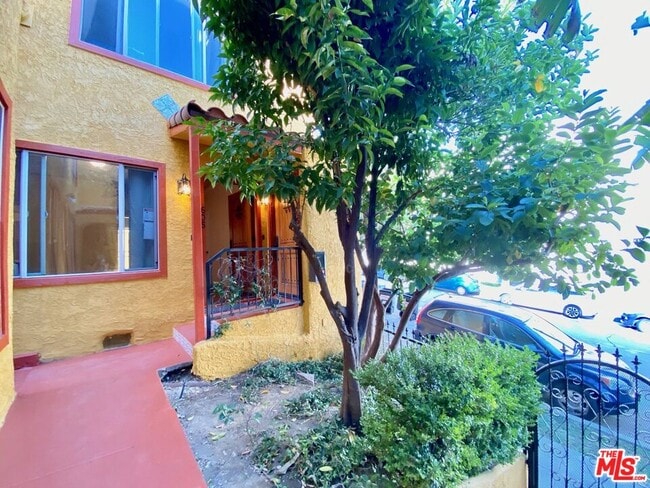 Building Photo - 605 1/2 Tularosa Dr