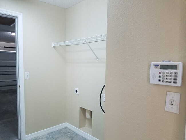 Building Photo - 3-Bedroom, 2-Bathroom Home in Kissimmee **...