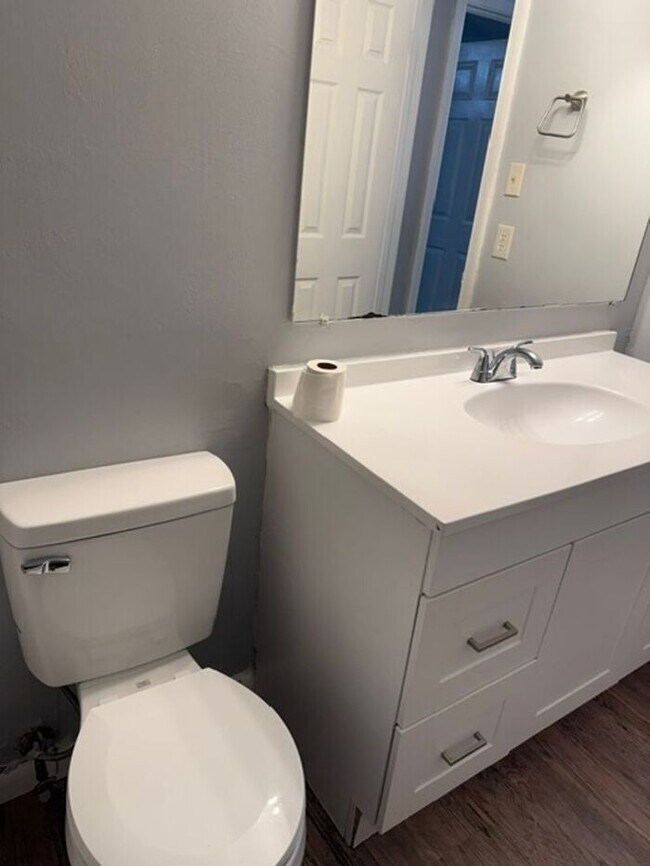 Building Photo - Spacious Two Bedroom Townhouse