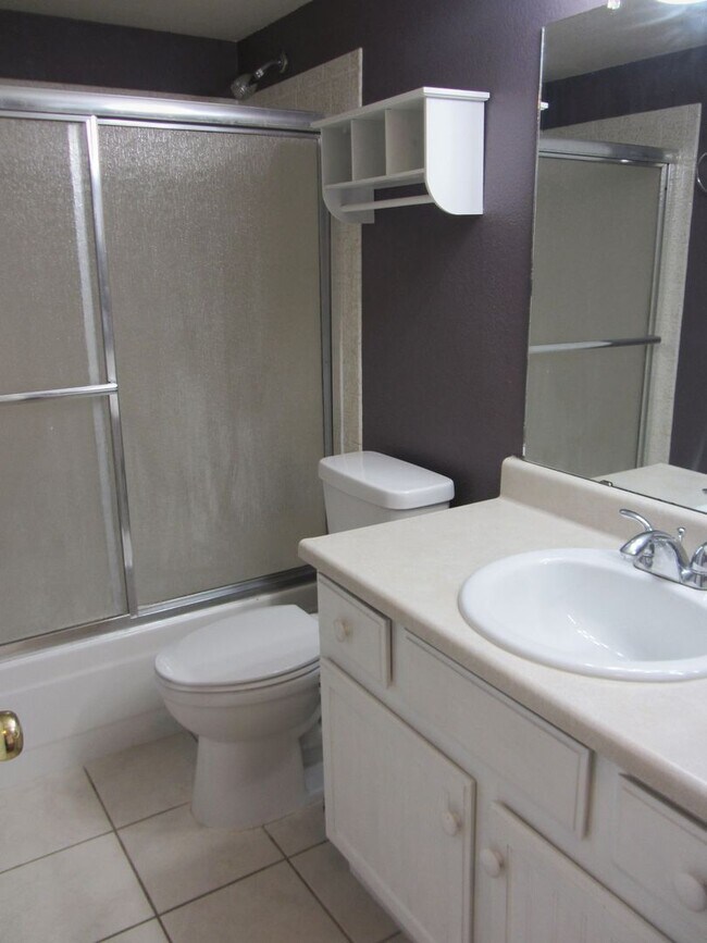 Building Photo - Lovely 2 Bedroom, 1 Bathroom Condo in Cast...