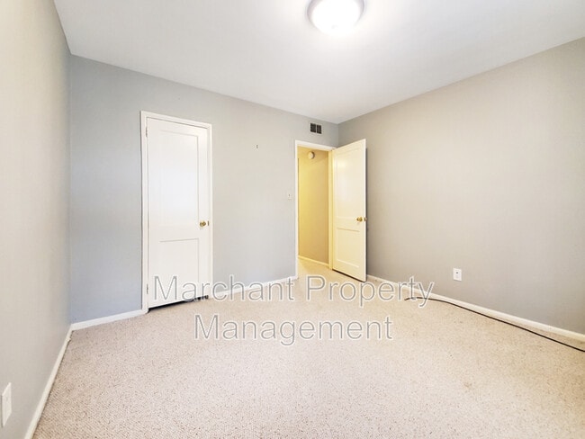 Building Photo - 100 Lewis Dr