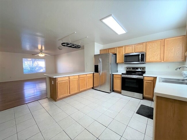 Building Photo - Two bdrm Townhome for RENT in Paradise Val...