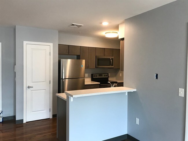 Building Photo - 10 E Ridge Dr