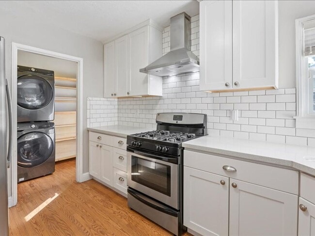 Building Photo - Sunny & Bright Bungalow in King Estates