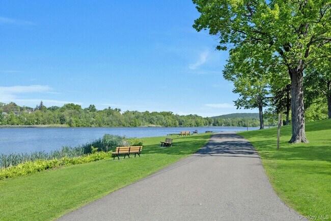 Building Photo - 962 US-9W