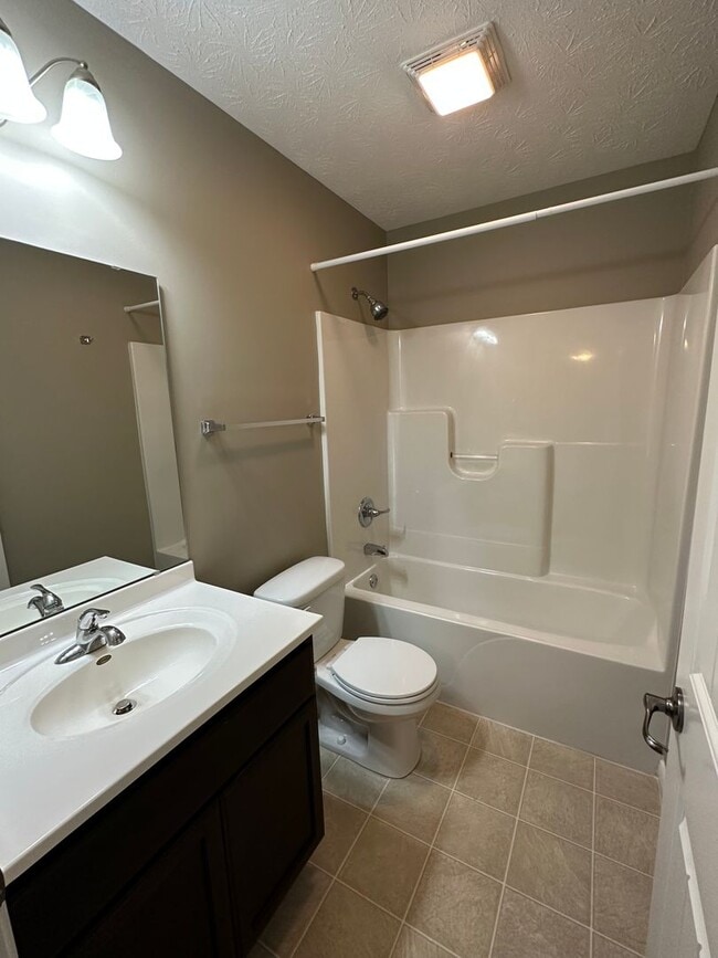Building Photo - 3 Bedroom House and Fenced in Yard Availab...