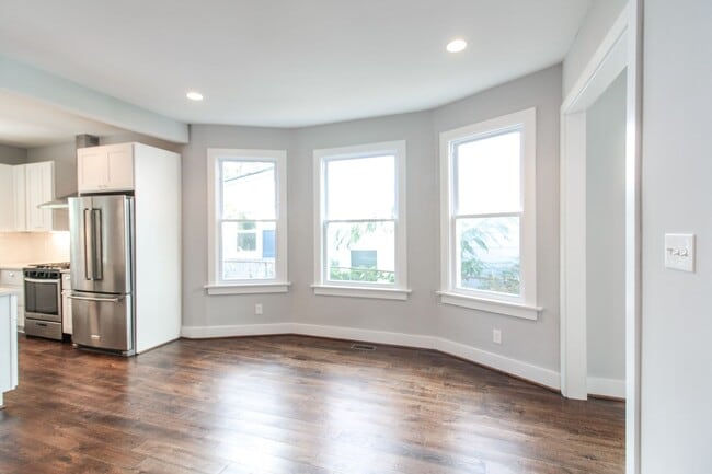 Building Photo - Gorgeous Brookland Townhouse | 4200 sqft 6 Bd 3.5 bth | Yard | 3 Porches