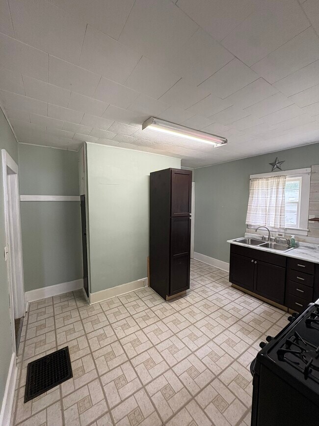 Building Photo - 825 Burr Oak St