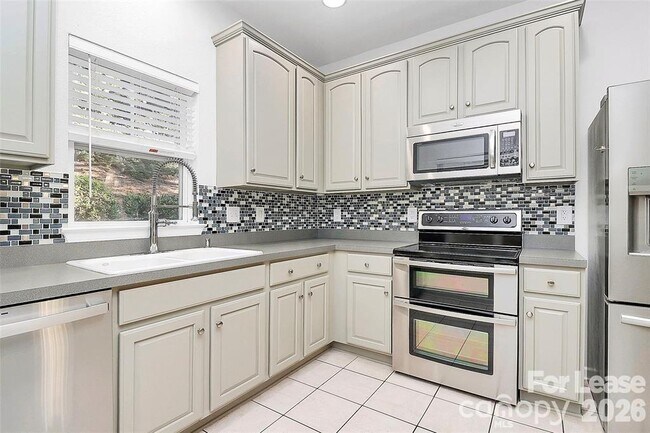 Building Photo - 10978 Princeton Village Dr