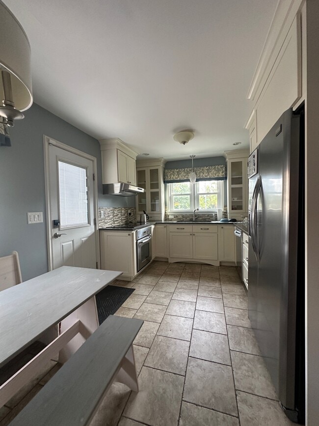 Building Photo - 932 Robinson St