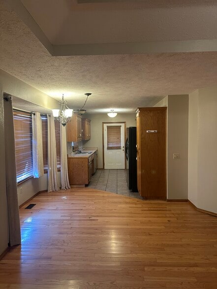 Building Photo - 1256 W Bluegrass Rd