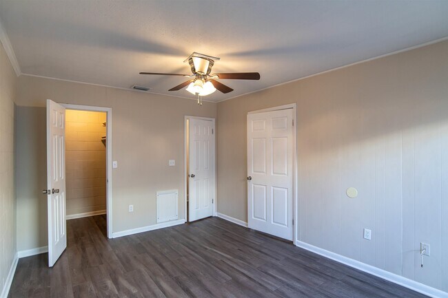 Building Photo - 2241 W Pensacola St