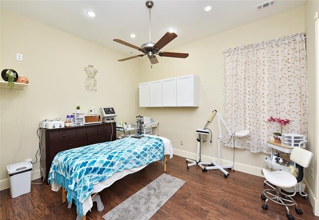 Building Photo - 12806 Willow Centre Dr