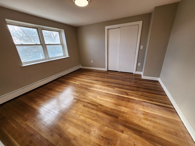 Building Photo - Renovated First Floor 1 Bd 1 Bath with Oce...