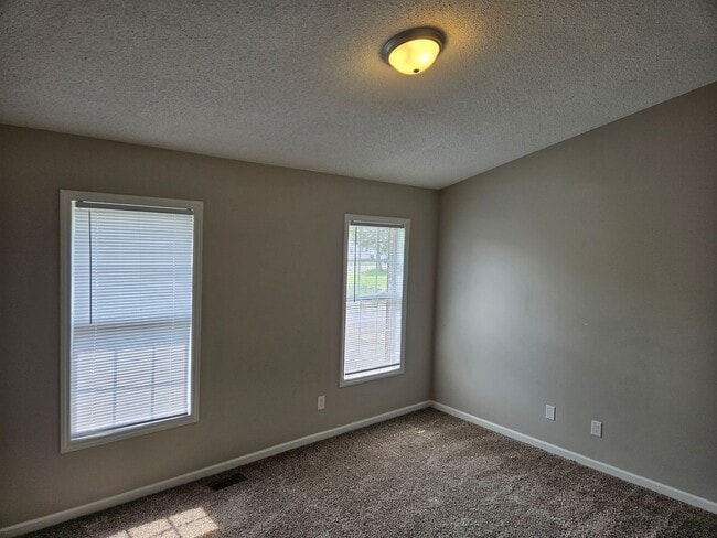 Building Photo - Lovely 2br 2.5ba End Unit Townhome! Availa...