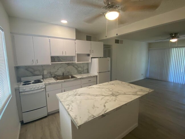 Building Photo - 4140 E Cliffside Trail