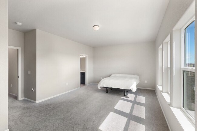 Building Photo - Beautiful 3-bedroom, 3-bathroom townhome located in Lorson Ranch!!