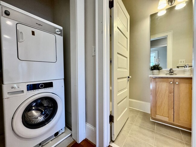 Building Photo - Amazing Garden-Style Condo Available NOW! ...