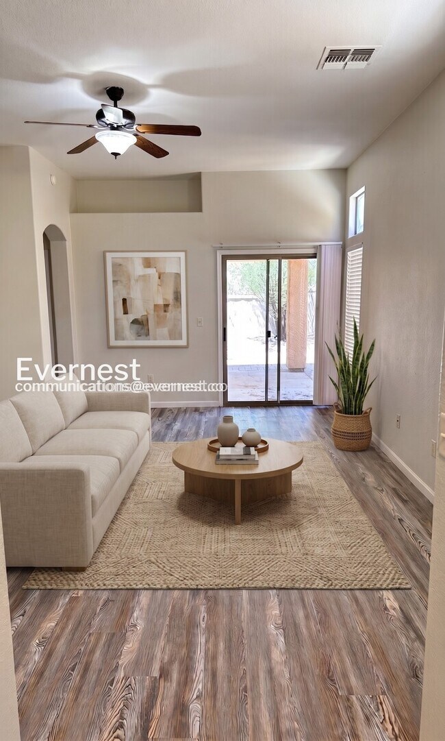 Building Photo - 2 Bed/2 Bath Home with Fenced Yard & Garage / Available Now!
