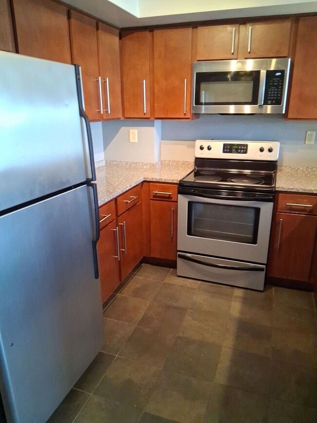 Building Photo - NEW LISTING for Lake Plaza 10th floor unit! Best View in Knoxville - Move in August 13, 2026!