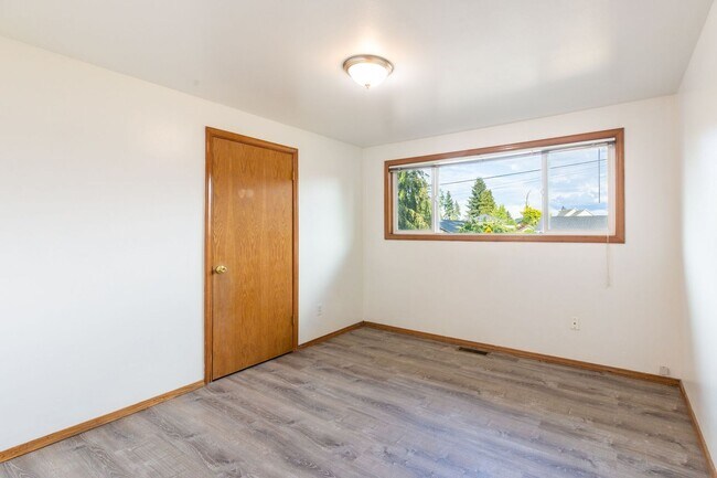 Building Photo - 8024 Florida Dr