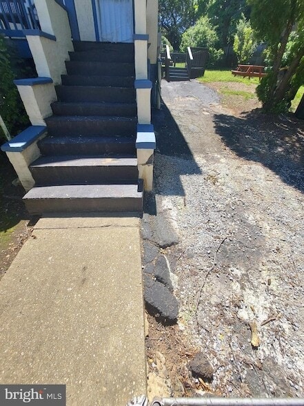 Building Photo - 611 60th Pl