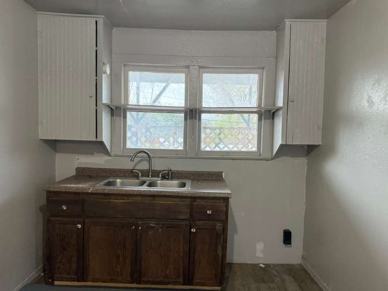 Building Photo - 613 N Eye St