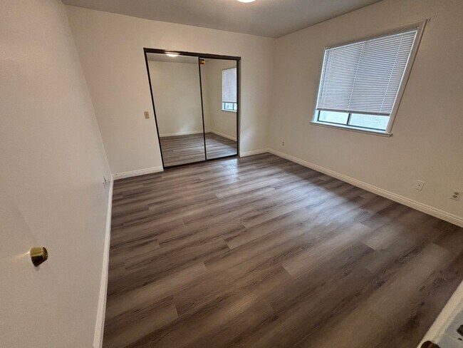 Building Photo - 2 Br/2 Ba. Condo on 2nd fl.