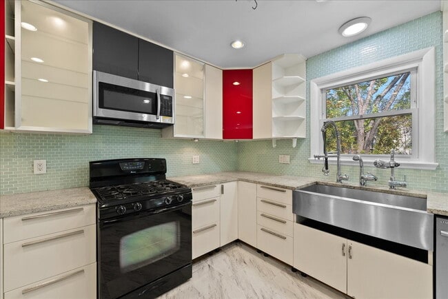 Building Photo - "Spacious 5-Bed Home with Granite Accents ...