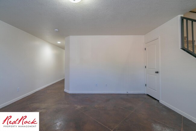 Building Photo - DOG-FRIENDLY 3 Bedroom Townhome with INTER...