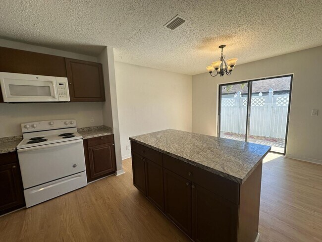 Building Photo - 556 Holly Dr