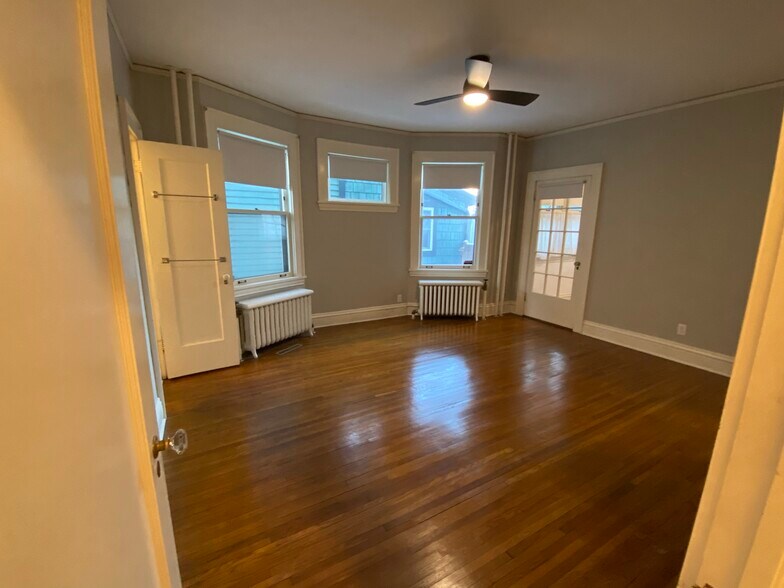 Building Photo - 589 Lincoln Ave