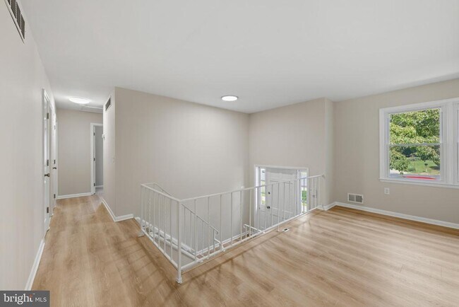 Building Photo - 908 Country Terrace