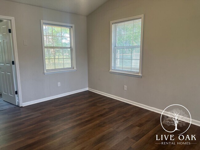 Building Photo - MOVE IN SPECIAL: $500 OFF 1ST MONTH'S RENT!**