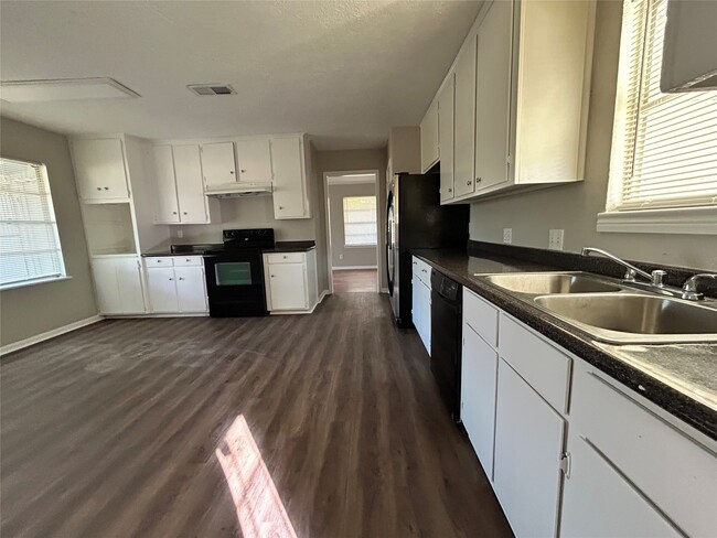 Building Photo - 1504 Greenbriar Ave