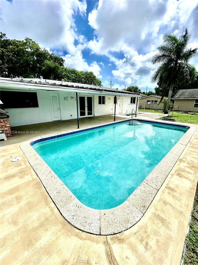 Building Photo - 4430 W Broward Blvd