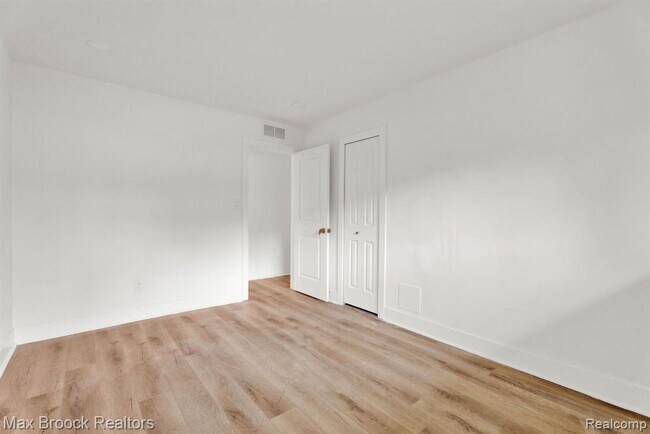 Building Photo - 7011 White Pine Dr