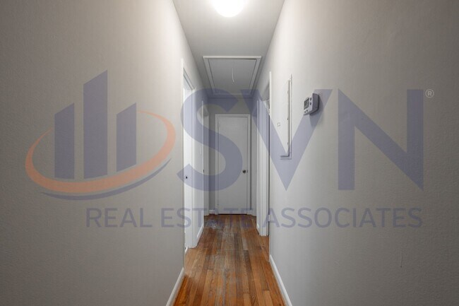 Building Photo - Refreshed 3 Bedroom / 2.5 Bath Ranch Style Home in Parkwood Neighborhood!