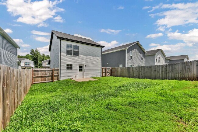 Building Photo - !!FIRST HALF-MONTH OF RENT FREE!! Beautiful 3-bed, 2.5-bath home with a bright, open floor plan.