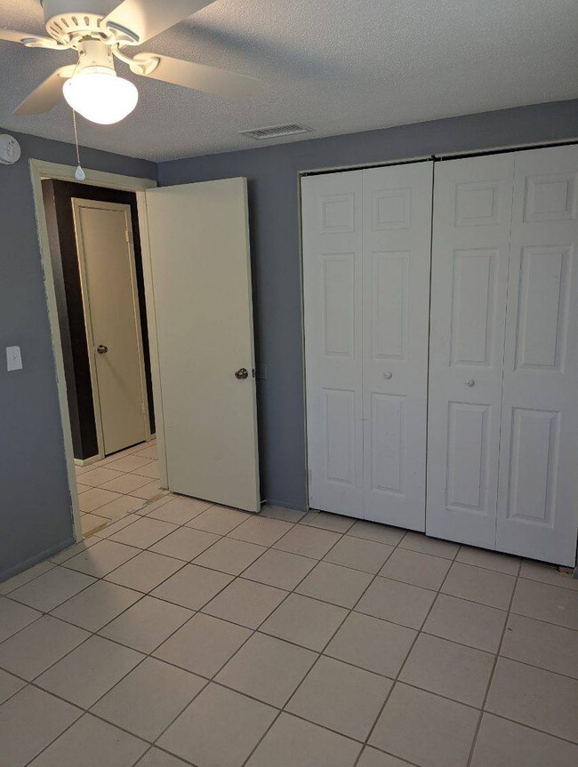 Building Photo - "Charming 2-Bed Home in Holiday, FL – Cozy...