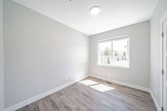 Building Photo - 676 Carlow Dr