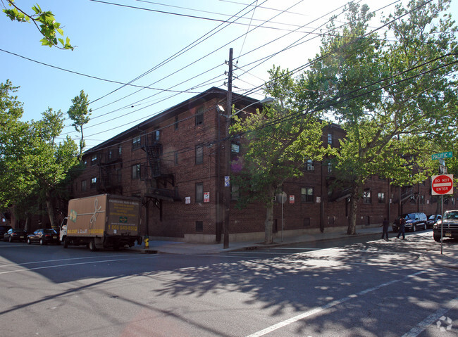 Building Photo - Pennington Court