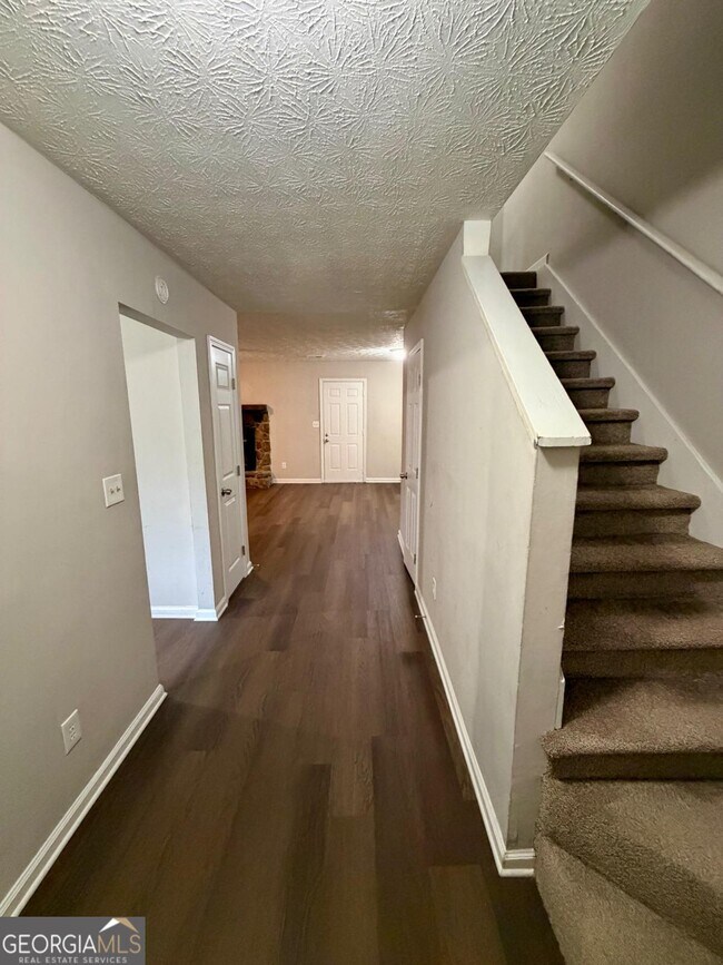 Building Photo - 8513 Pineland Dr