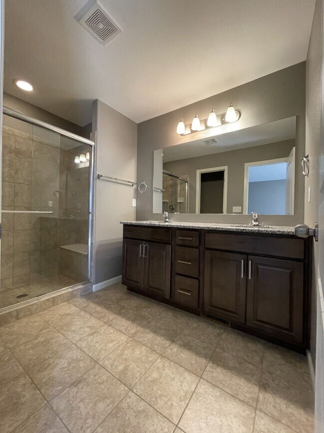 Building Photo - Spacious Two-Story Townhouse