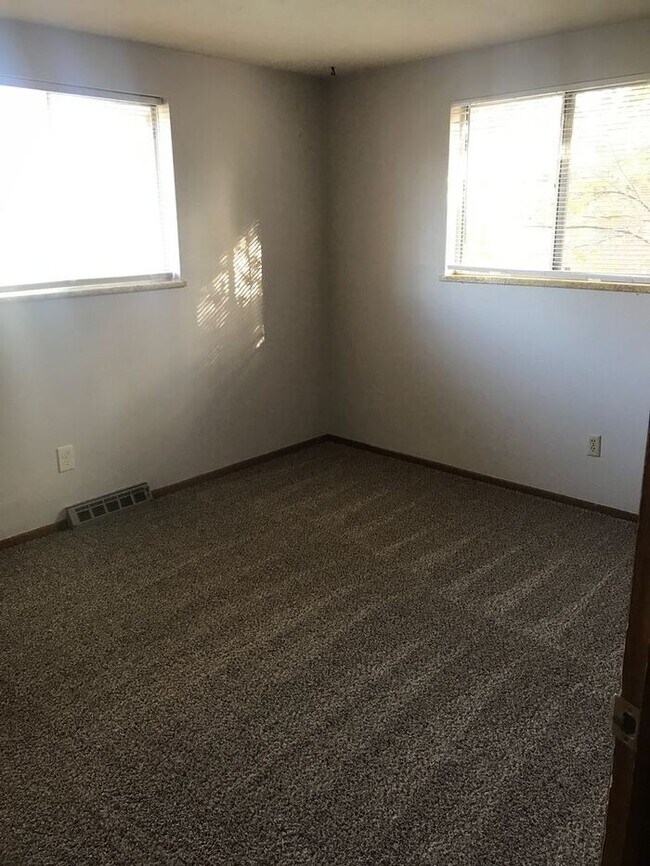 Building Photo - 3 Bedroom, 1 Bath Home with 1 car attached...